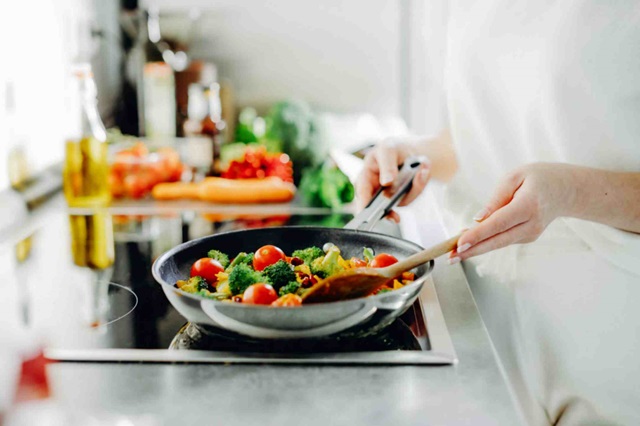 Jolly and Safe: Holiday Cooking Safety Tips for Viking Cooktops