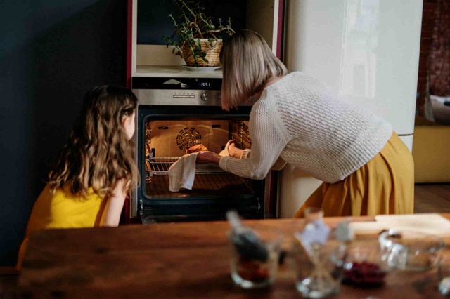6 Time-Saving Tips for Cooking Multiple Dishes in Oven for New Year Celebrations